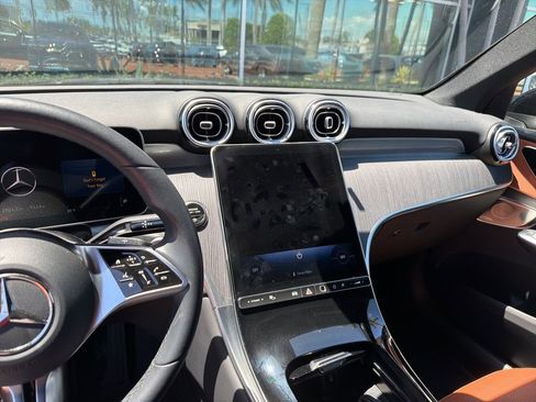 Used 2025 Mercedes-Benz GLC 300 image 3