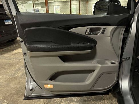 Used 2016 Honda Pilot Touring image 32