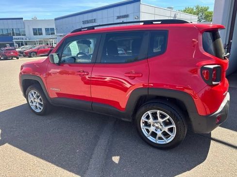 Used 2023 Jeep Renegade Latitude w/ Premium Group AWD/4WD image 4