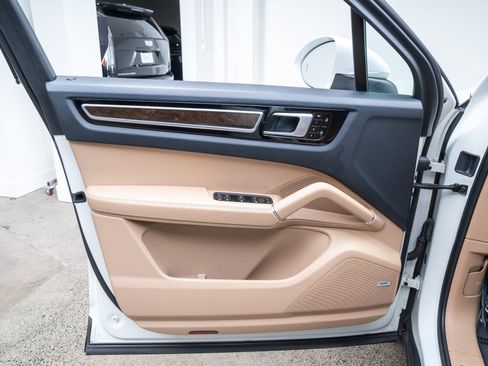Used 2019 Porsche Cayenne E-Hybrid AWD/4WD image 17