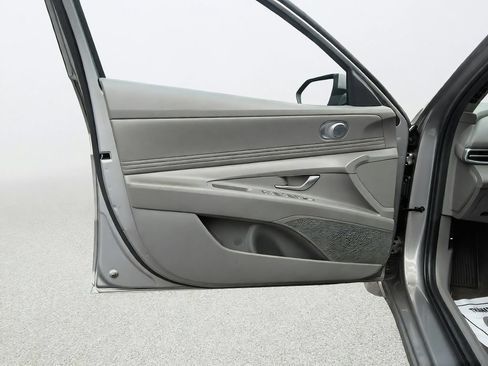 Used 2025 Hyundai Elantra SEL FWD image 17