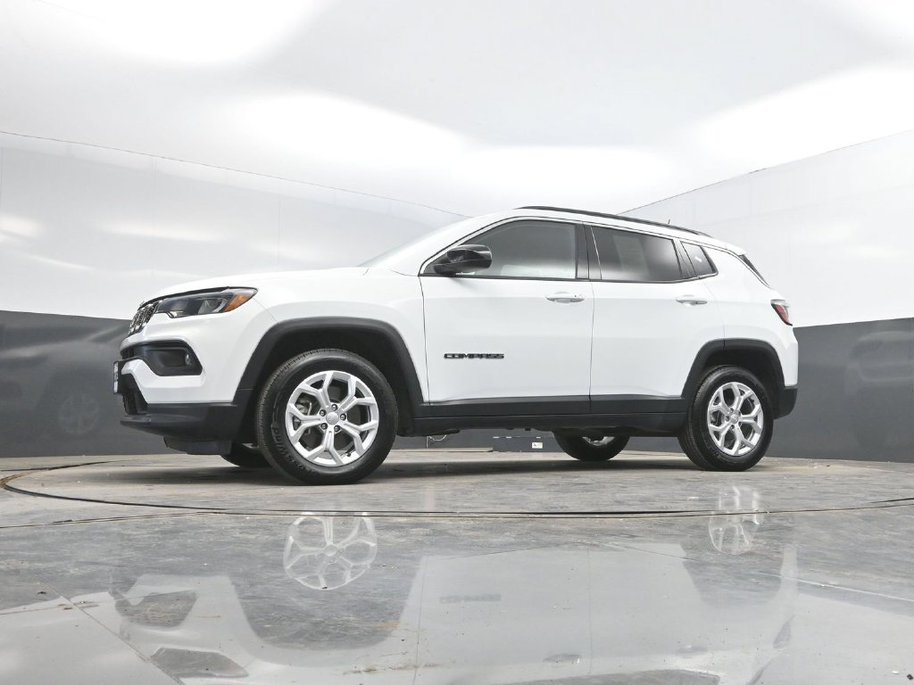 Used 2024 Jeep Compass Latitude AWD/4WD image 35