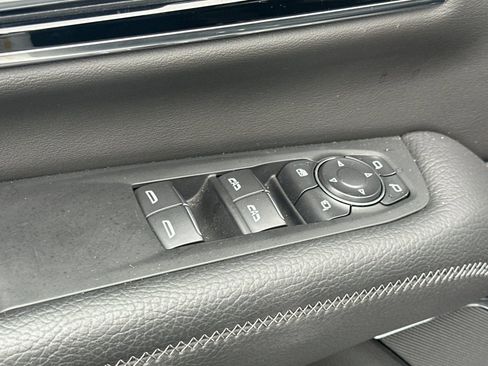 Used 2025 GMC Yukon XL Denali AWD/4WD image 12