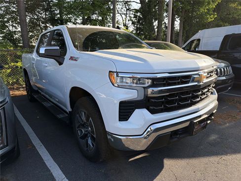Used 2024 Chevrolet Silverado 1500 LT AWD/4WD image 3