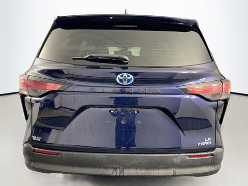 Used 2022 Toyota Sienna LE image 5