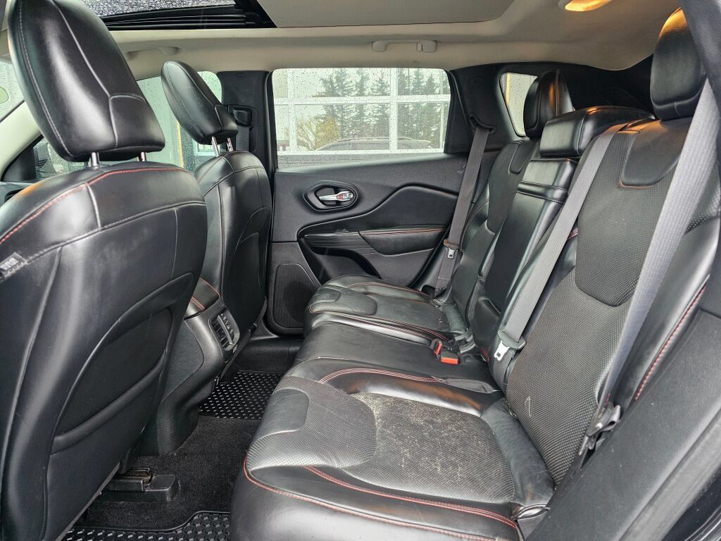 Used 2016 Jeep Cherokee Trailhawk w/ Leather Interior Group AWD/4WD image 17