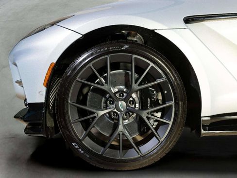 New 2026 Aston Martin DBX 707 image 8