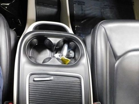 Used 2023 Chrysler Pacifica Touring-L image 23