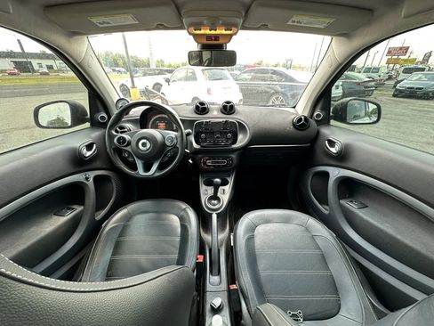 Used 2016 smart fortwo pure RWD image 12