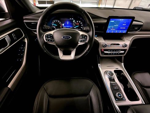Certified 2022 Ford Explorer XLT w/ Equipment Group 202A image 5