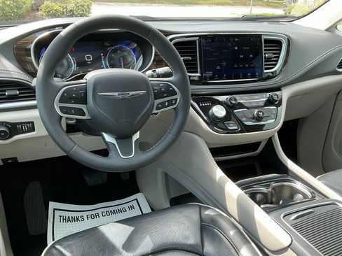 Used 2024 Chrysler Pacifica Limited image 28