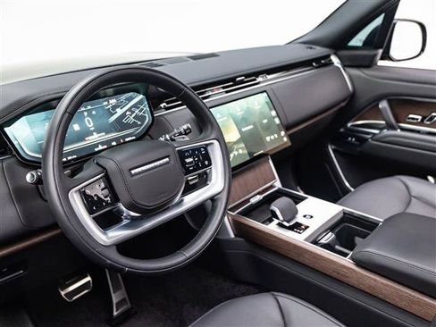 Used 2025 Land Rover Range Rover SE AWD/4WD image 17