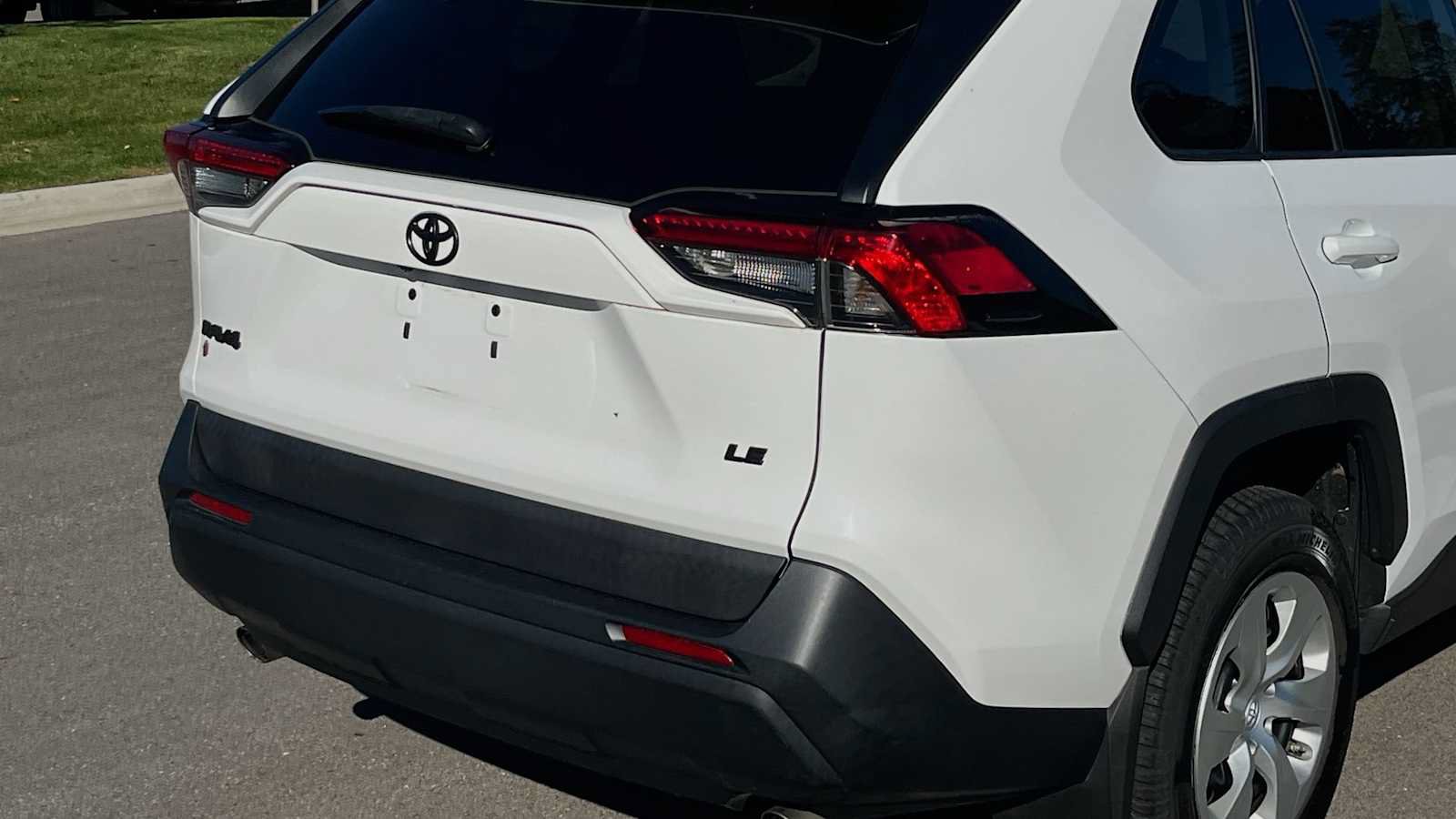 Used 2019 Toyota RAV4 LE FWD image 19
