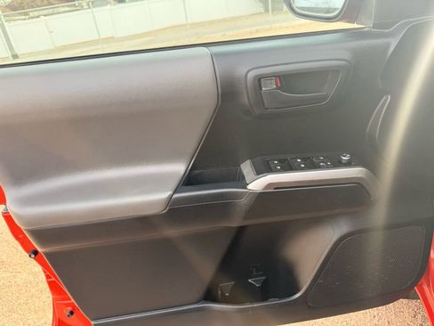 Used 2016 Toyota Tacoma SR5 image 12