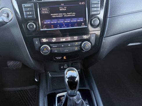 Used 2018 Nissan Rogue SV image 19