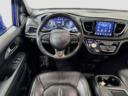 Used 2018 Chrysler Pacifica Touring-L Plus w/ Advanced Safetytec Group FWD image 17