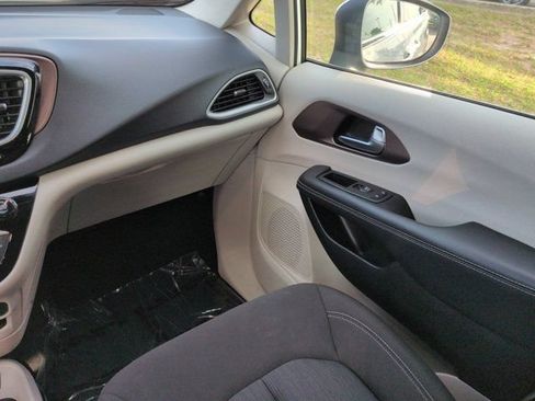 Used 2023 Chrysler Voyager LX FWD image 17