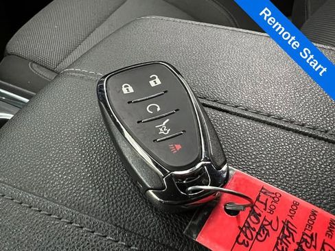 Used 2022 Chevrolet Traverse LT image 2