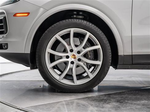 Used 2023 Porsche Cayenne Platinum Edition image 14