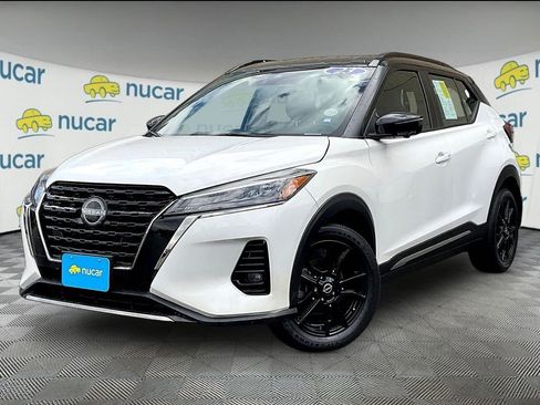 Used 2023 Nissan Kicks SR w/ SR Premium Package FWD image 3