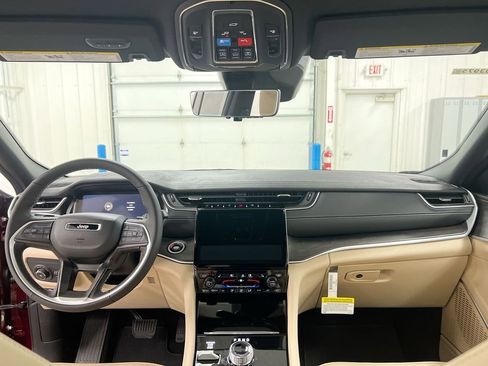 New 2025 Jeep Grand Cherokee Limited w/ Luxury Tech Group II image 10
