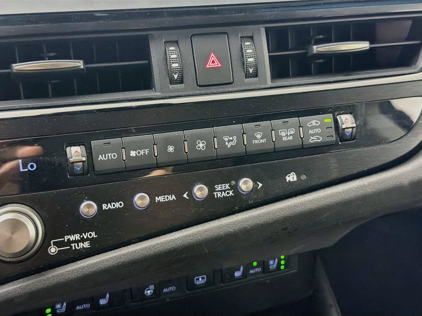 Used 2023 Lexus ES 300h Ultra Luxury w/ Accessory Package (Z2) FWD image 16