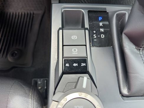 Used 2024 Toyota Tacoma SR5 AWD/4WD image 25