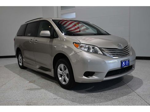 Used 2015 Toyota Sienna LE FWD image 3
