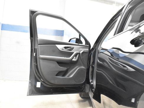 Used 2025 Chevrolet Blazer LT FWD image 9