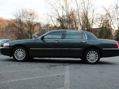 Used 2003 Lincoln Town Car Signature image 28