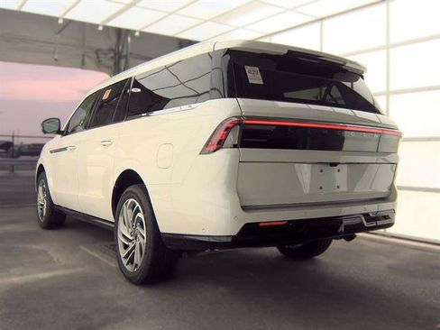 Used 2025 Lincoln Navigator L Reserve AWD/4WD image 6