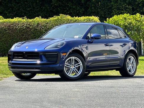 Certified 2025 Porsche Macan AWD/4WD image 1