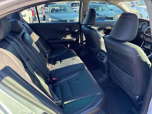 Used 2017 Honda Accord Touring image 11