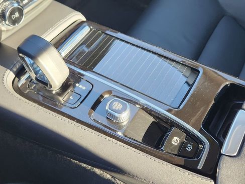 Used 2025 Volvo S60 T8 Plus image 10