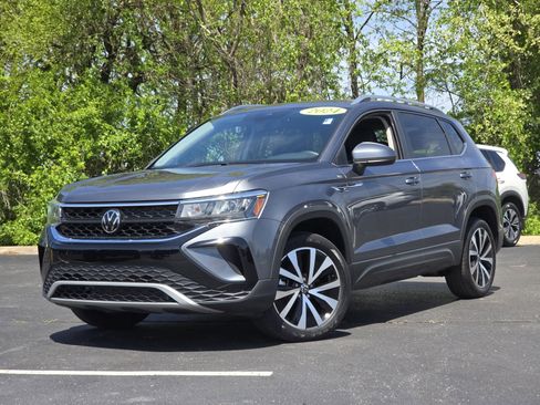 Used 2024 Volkswagen Taos SE w/ Panoramic Sunroof Package FWD image 1