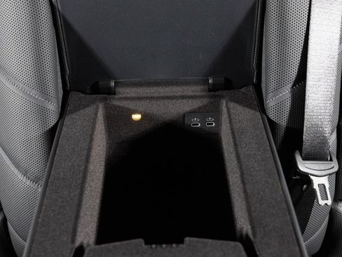 Used 2025 BMW i7 xDrive60 image 31