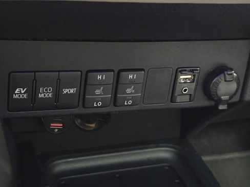 Used 2018 Toyota RAV4 XLE image 7