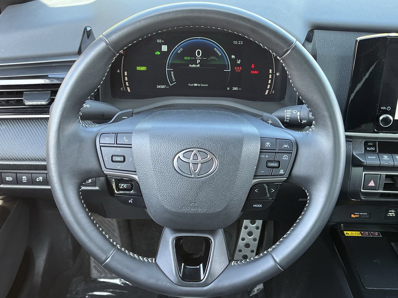 Used 2025 Toyota Camry SE FWD image 11