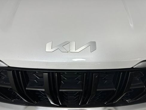 Used 2022 Kia Carnival LX image 9