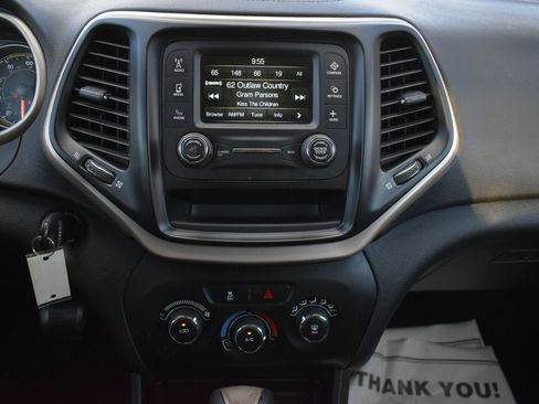 Used 2018 Jeep Cherokee Latitude w/ Altitude Package image 22