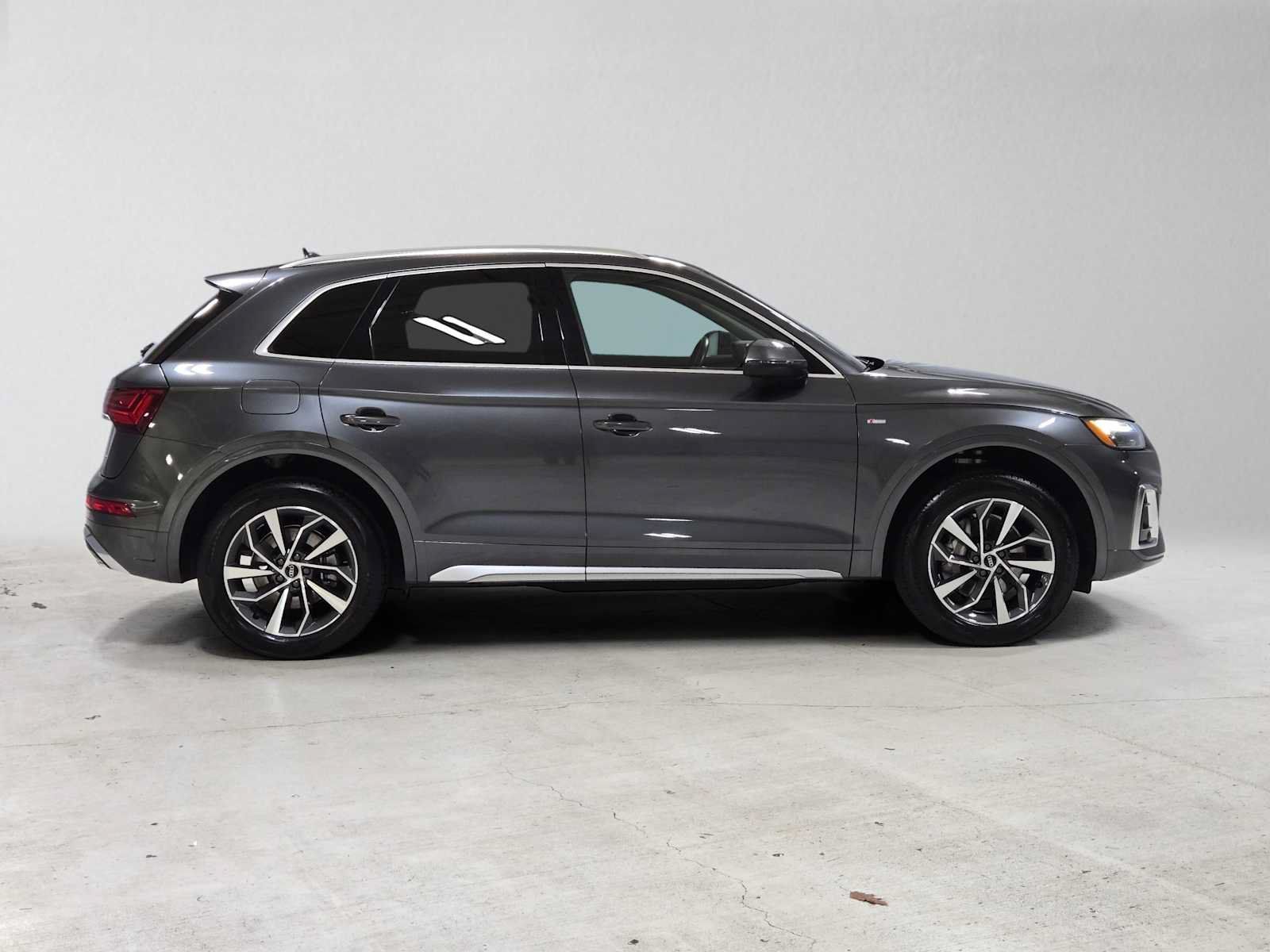 Used 2023 Audi Q5 2.0T Premium Plus w/ Premium Plus Package AWD/4WD image 2