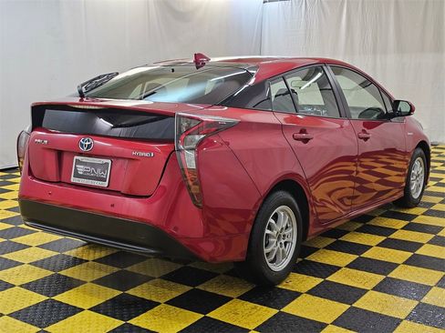 Used 2018 Toyota Prius Three image 3
