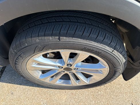 Used 2018 Ford Explorer XLT w/ Equipment Group 202A AWD/4WD image 10