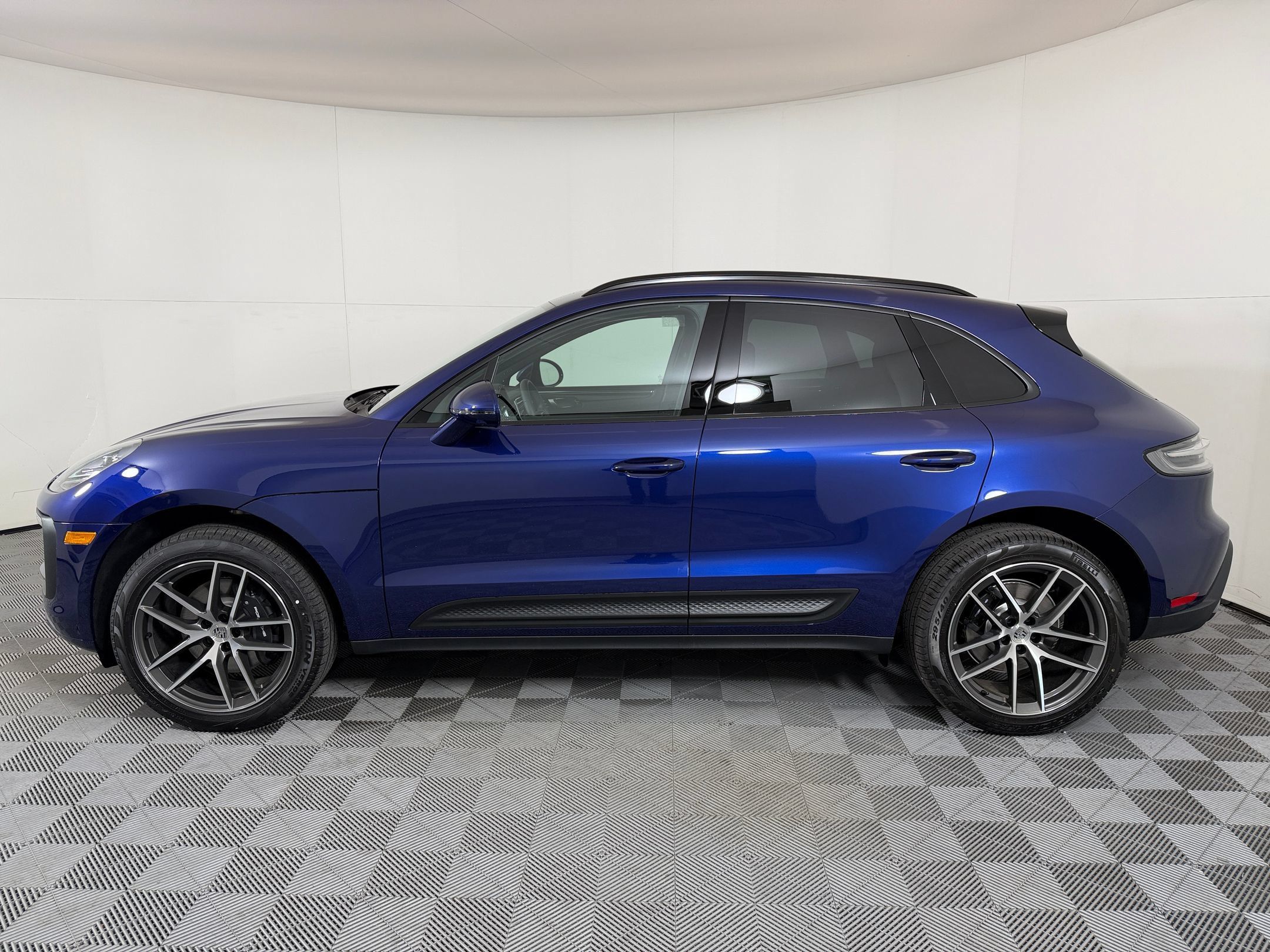 Used 2026 Porsche Macan AWD/4WD image 2