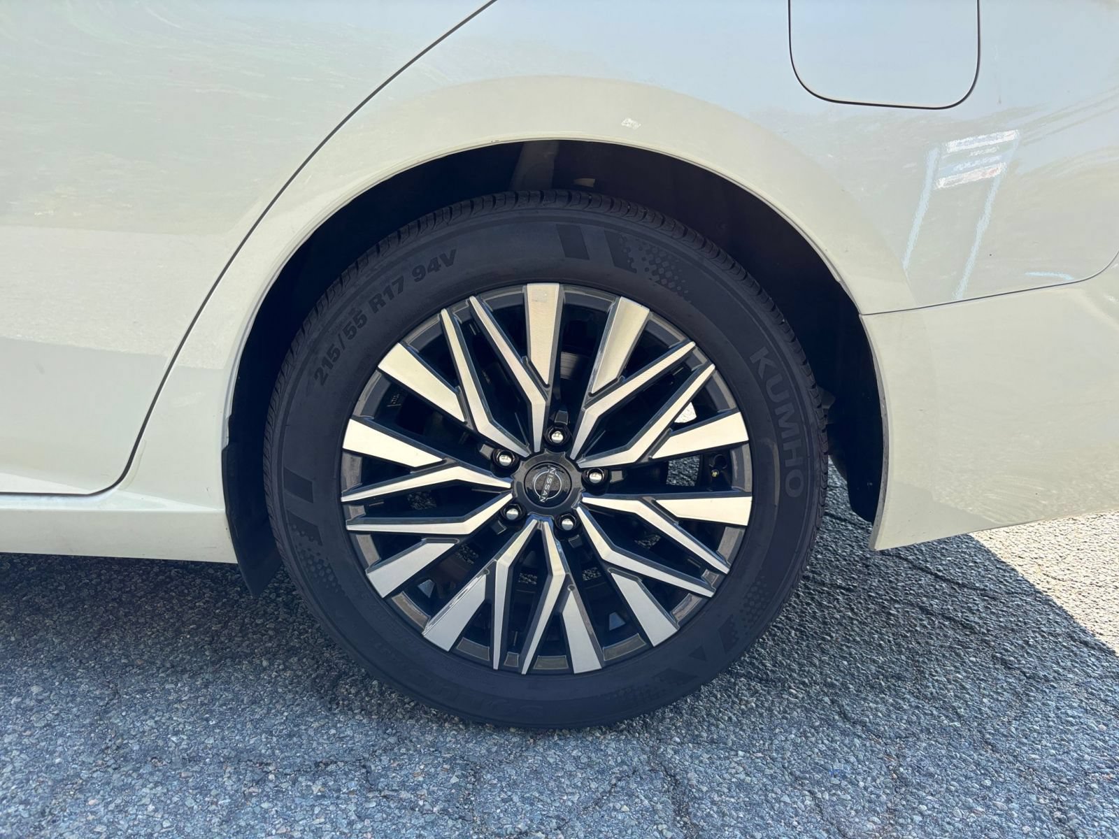 Used 2025 Nissan Altima 2.5 SV FWD image 29