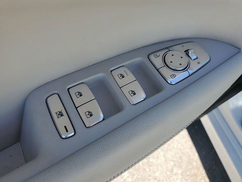 Used 2025 Genesis G70 2.5T image 25