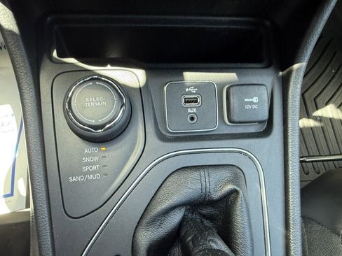 Used 2019 Jeep Cherokee Latitude Plus w/ Cold Weather Group AWD/4WD image 30