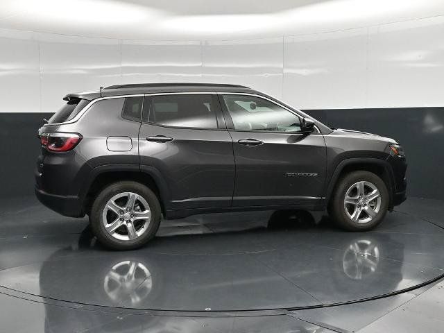 Used 2024 Jeep Compass Latitude AWD/4WD image 3
