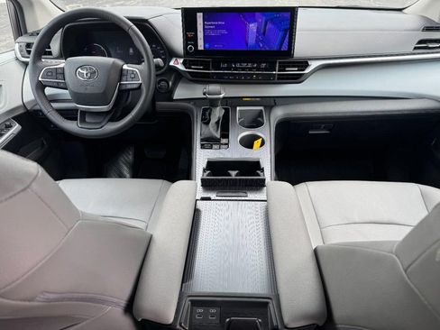 Used 2025 Toyota Sienna XLE FWD image 21