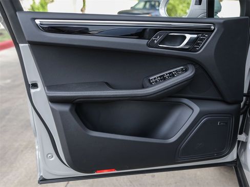 Certified 2025 Porsche Macan image 29